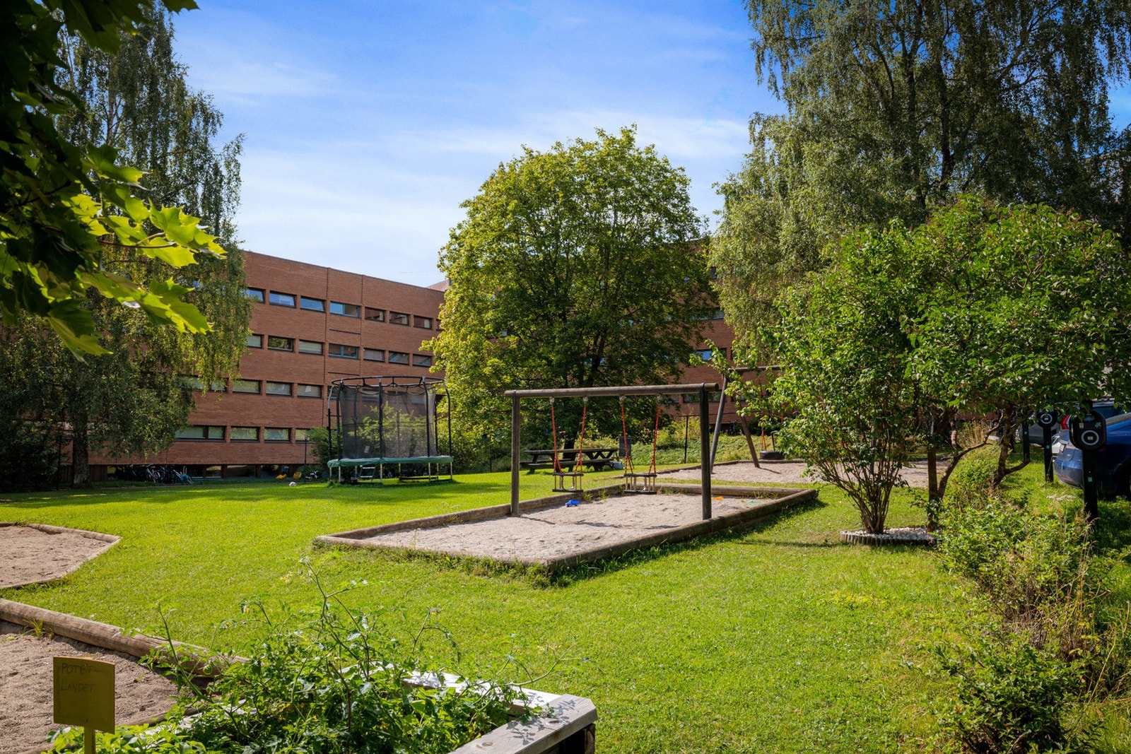 Sameiet har et skjermet og meget barnevennlig indre tun med store plenarealer, sittegrupper, grill og lekeplasser. Galleribilde