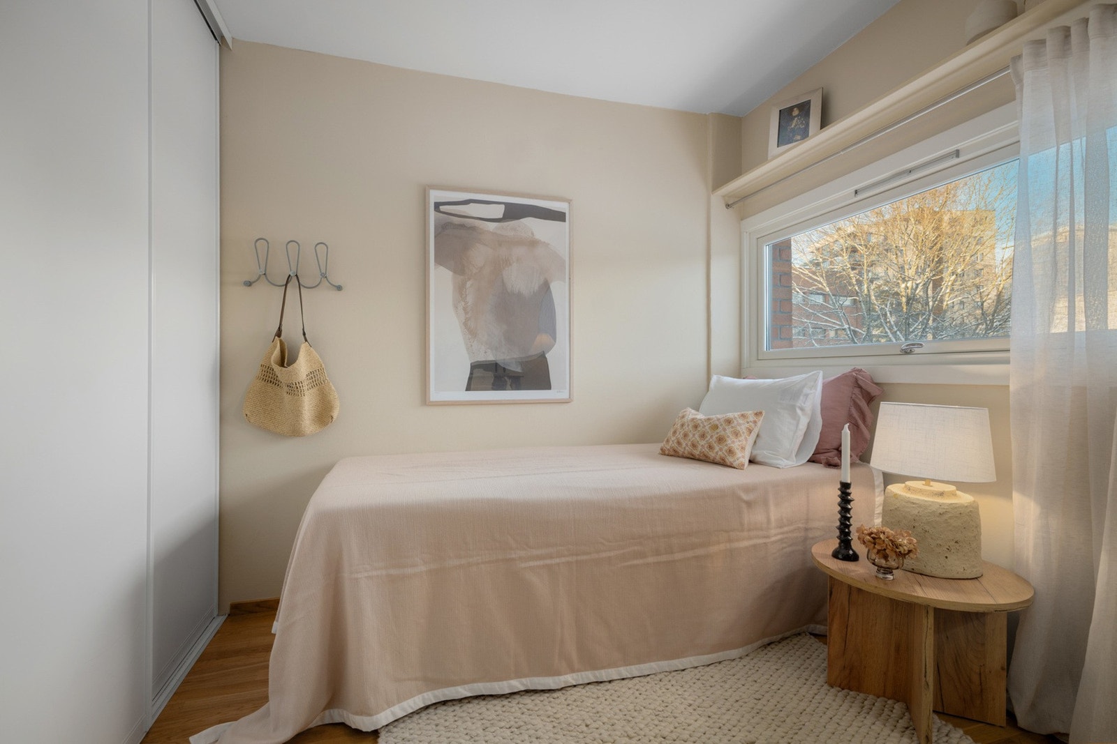 Også dette rommet er utstyrt med skyvedørsgarderobe. Galleribilde