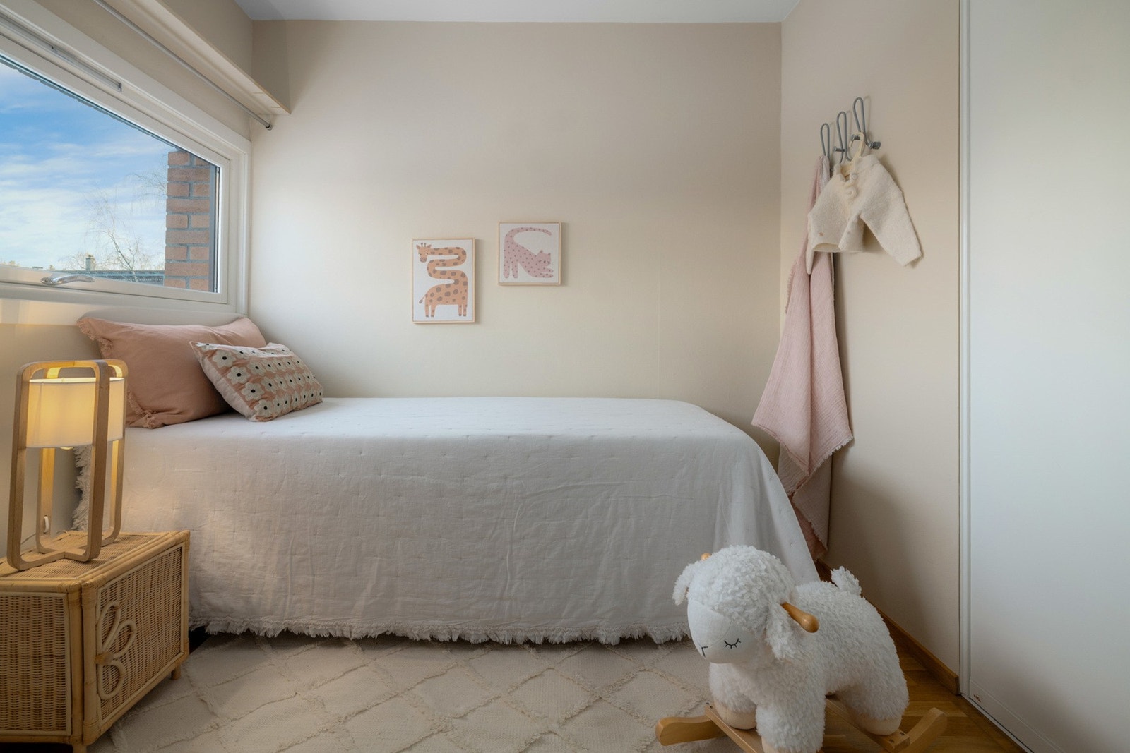 Oppbevaringsplass i integrert skyvedørsgarderobe. Galleribilde