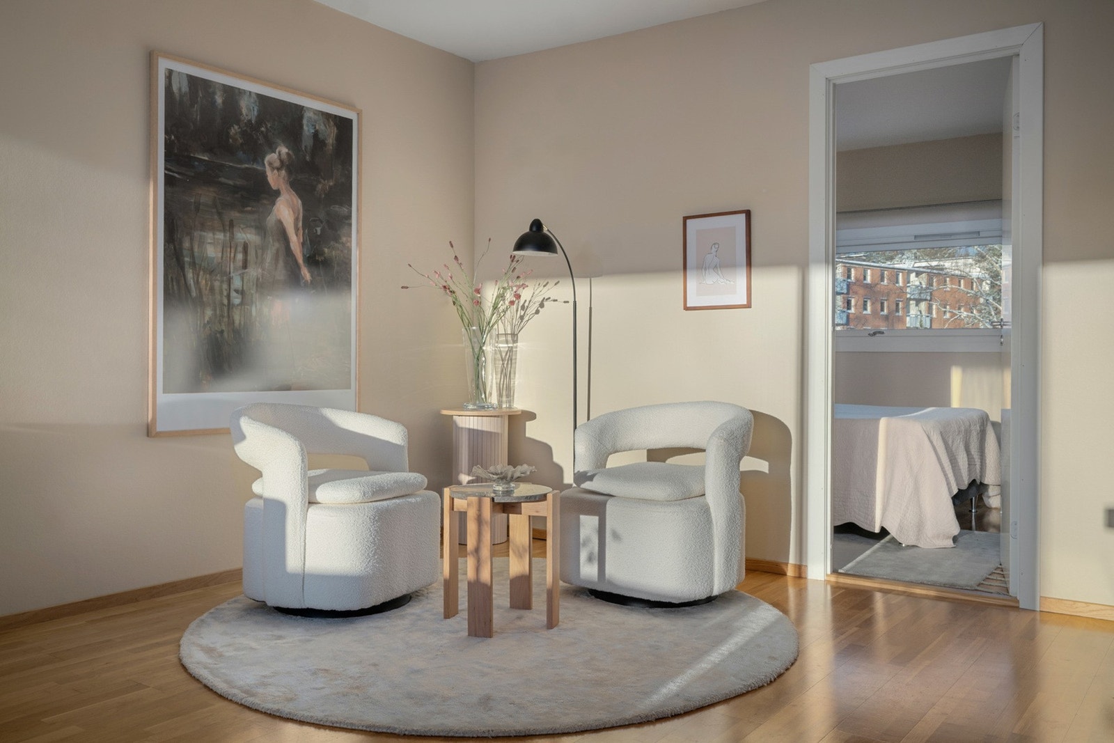 Parkett på gulv og delikate, lyse fargetoner på overflater. Innvendige dører og håndtak ble skiftet i 2017. Galleribilde