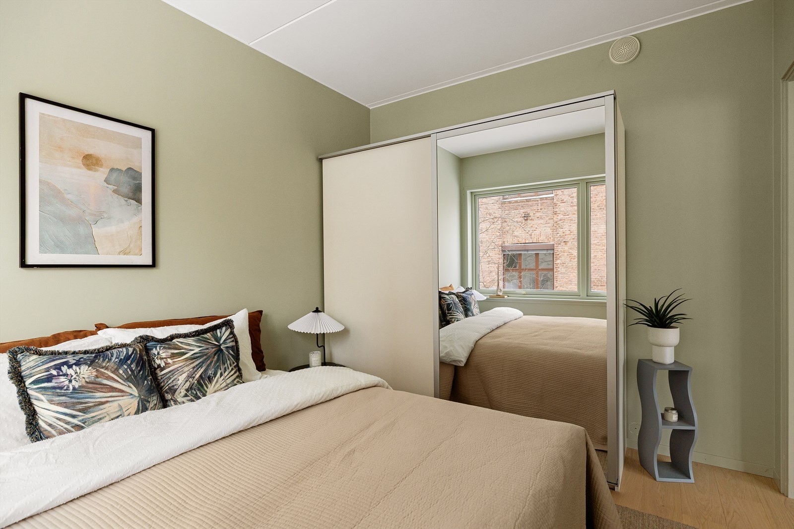 Det er god plass til oppbevaring i skyvedørsgarderobe. Galleribilde