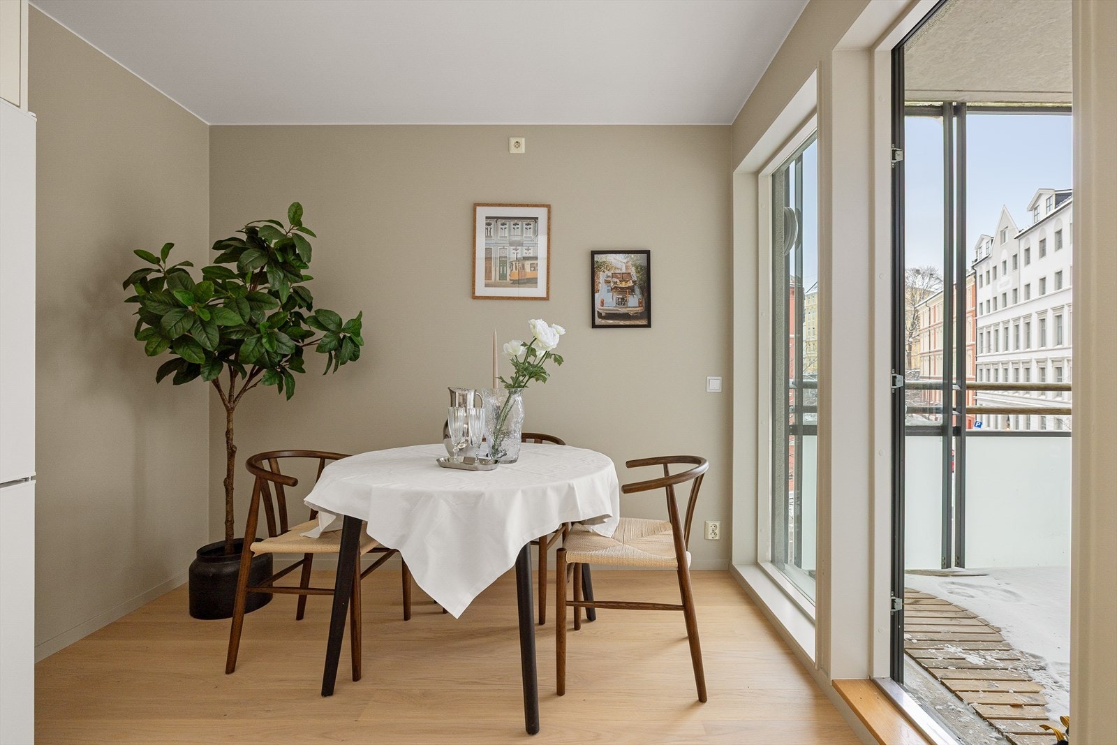 Leiligheten har tiltalende fargevalg med nymalte overflater og nytt parkettgulv. Galleribilde