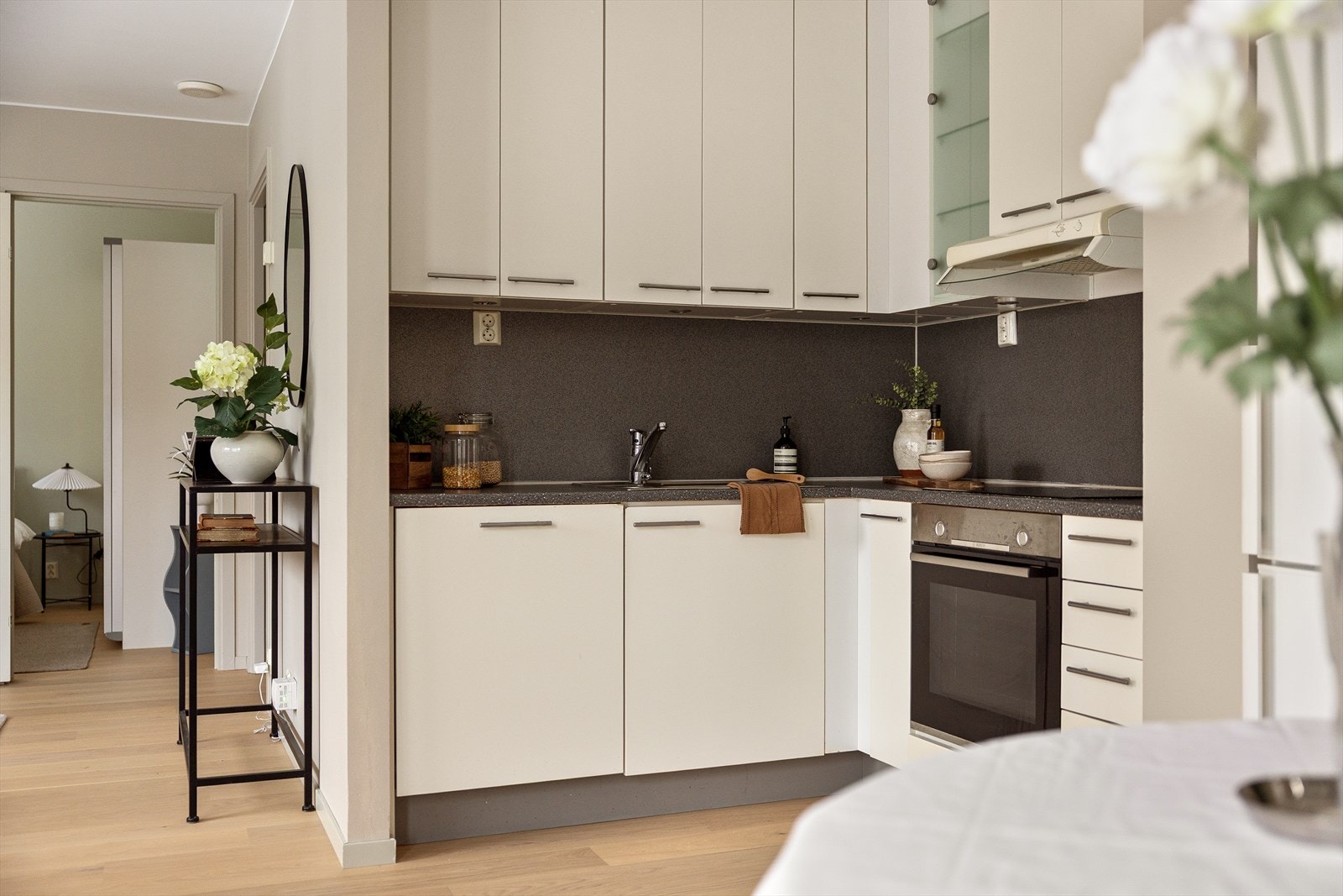 Kjøkkenet har glatte fronter og laminat benkeplate. Galleribilde