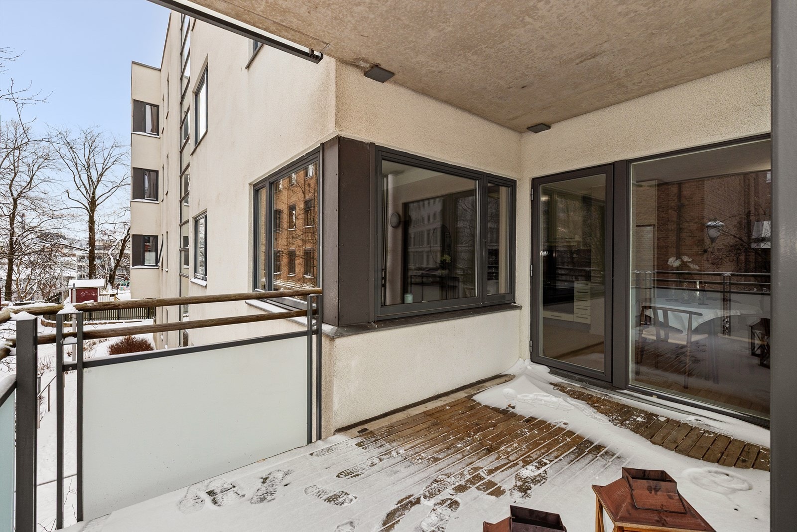 En lys og tiltalende 2-roms selveier med sentral beliggenhet omkranset av frodige parkområder. Galleribilde