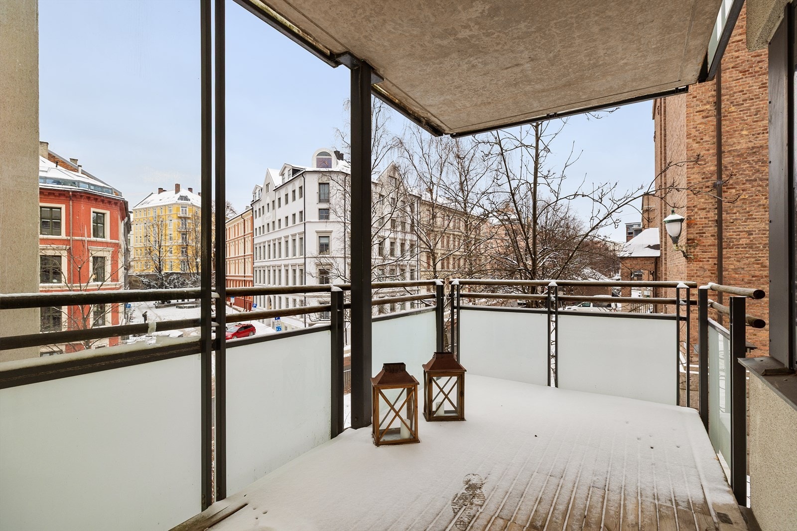 Fra stuen er det utgang til stor balkong på 9 kvm med god plass til utemøbler. Galleribilde