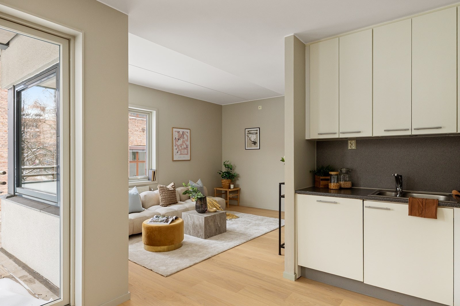 Videre er kjøkkenet utstyrt med oppvaskmaskin, platetopp, stekeovn og kjøleskap. Galleribilde