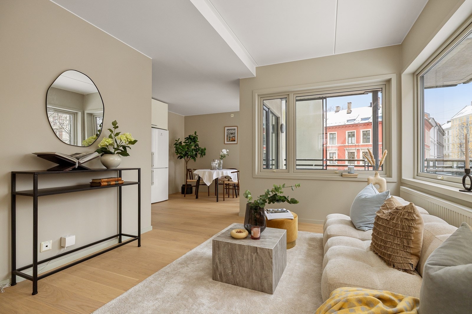 Flott stue med plass til både spisebord og sofa. Galleribilde