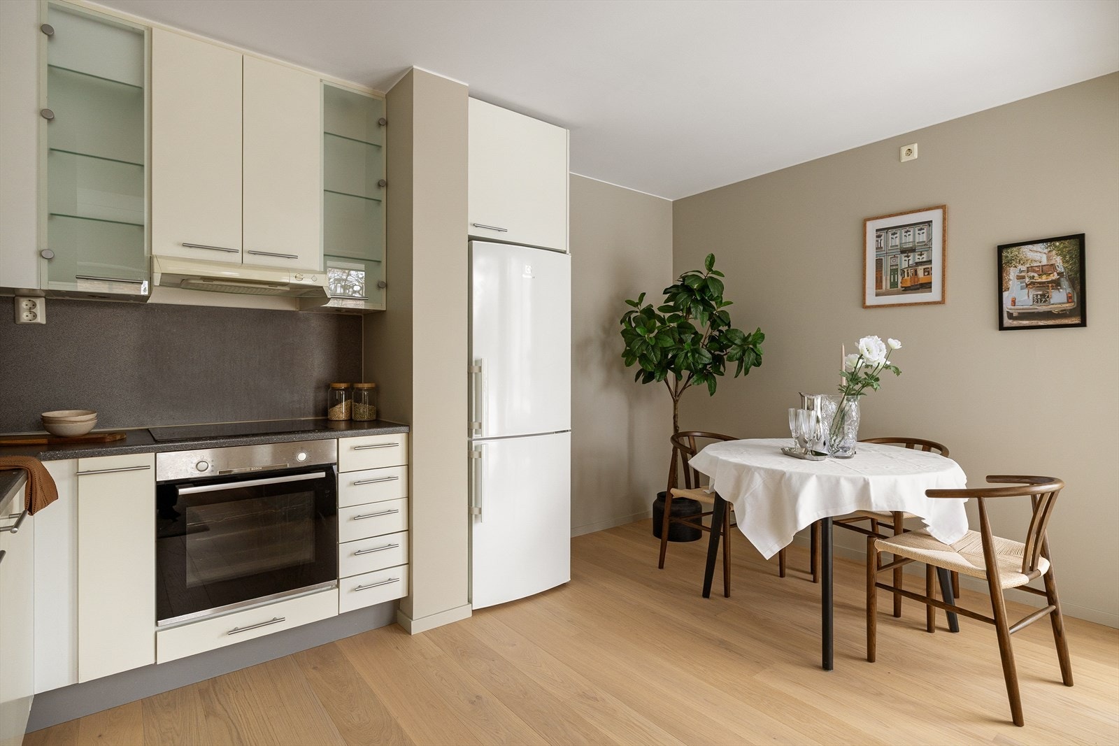 Åpen kjøkkenløsning med praktisk utforming og rikelig med skapplass. Galleribilde