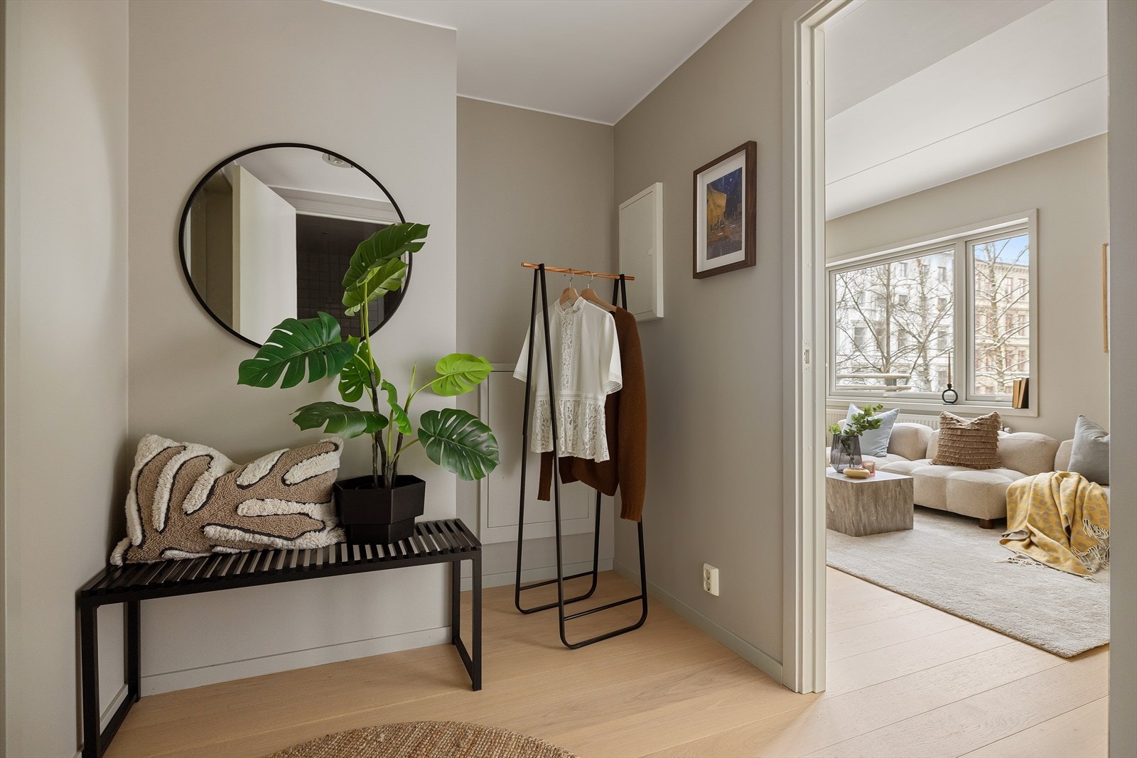 Lys og romslig entré med god plass til entrémøbler og oppbevaring. Galleribilde