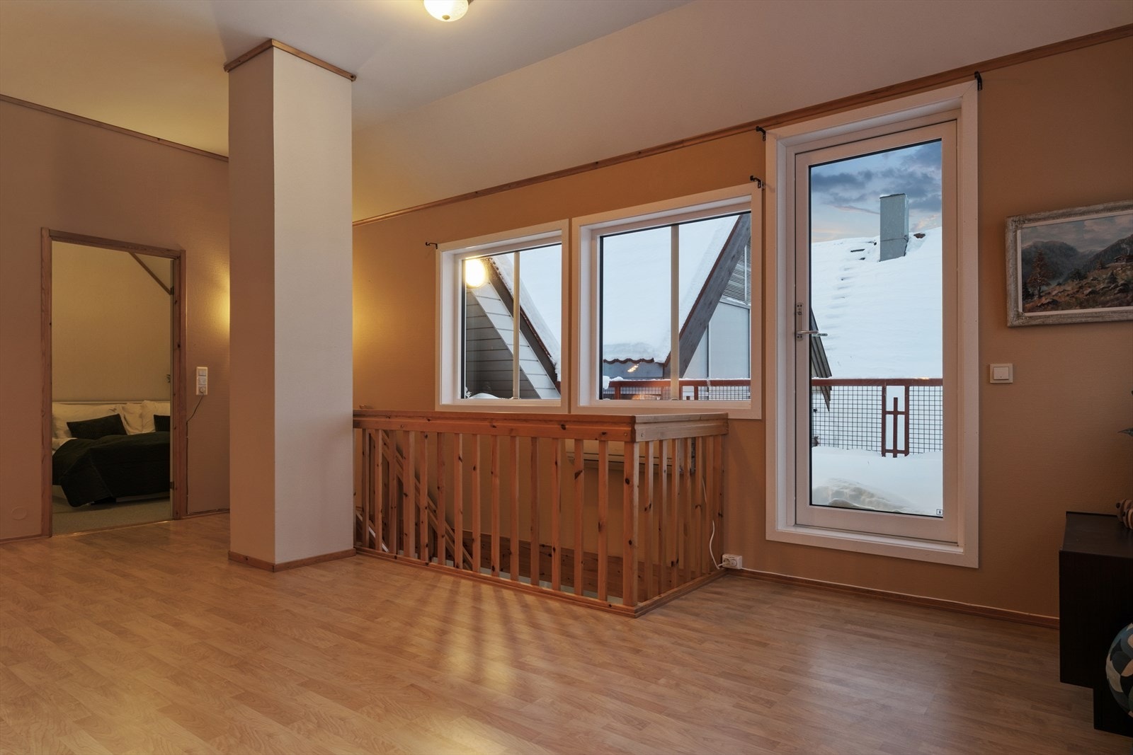 Loftsstue mot terrasse og soverom. Galleribilde