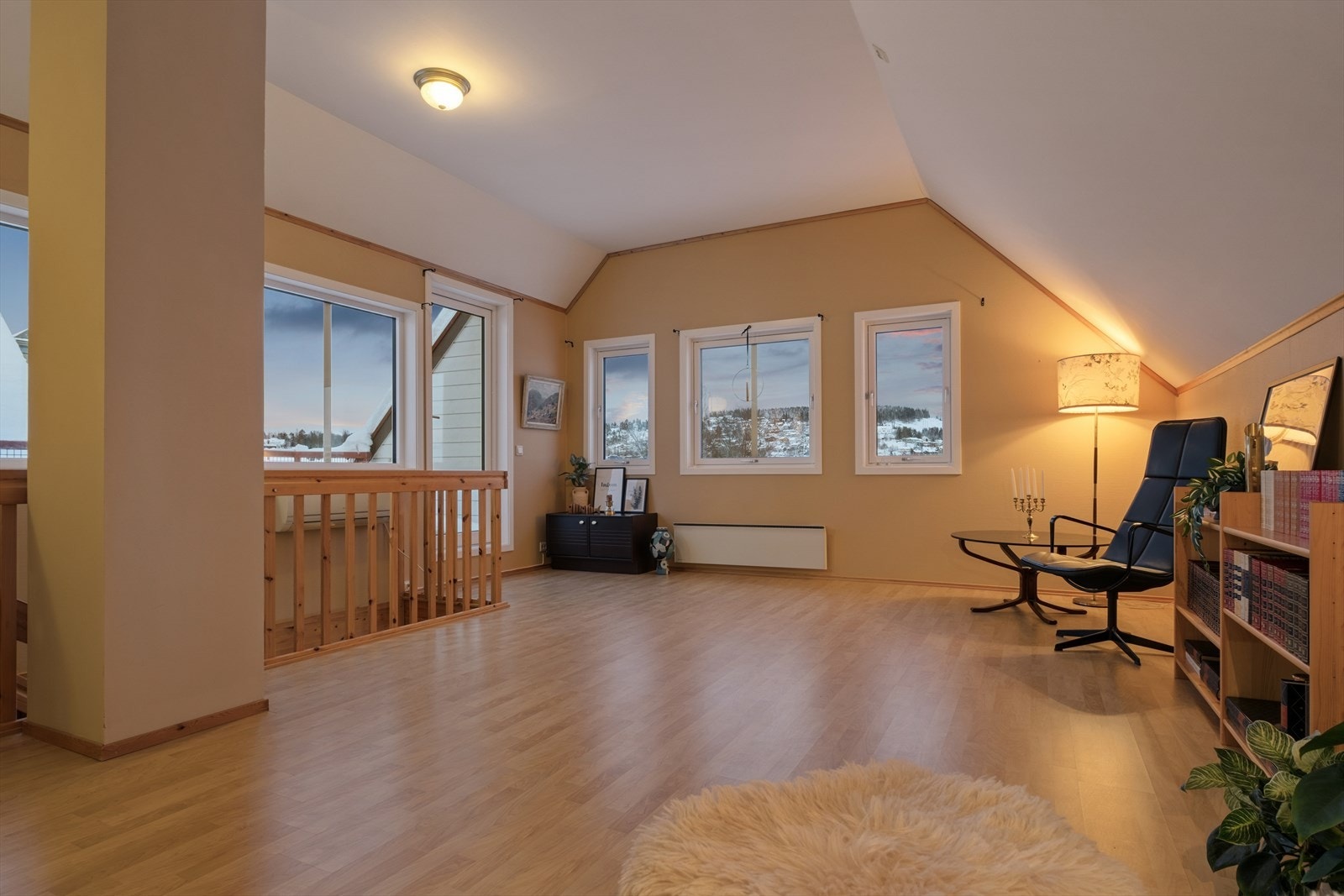 Romslig loftsstue med adkomst til takterrasse. Galleribilde