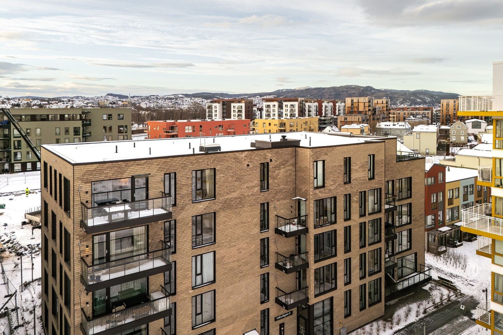 Lade idrettsanlegg ligger 400 meter fra leiligheten og er et offentlig tilgjengelig idrettsområde med sandvolleyballbaner, tennisbaner, fotballbaner og øvrige aktivitetsflater. Galleribilde