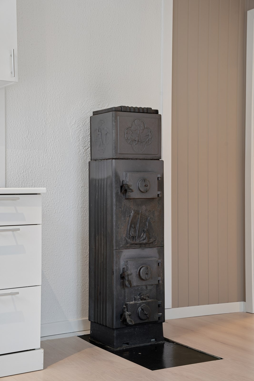 Detaljer på vedovnen gir rommet karakter og varme. Galleribilde