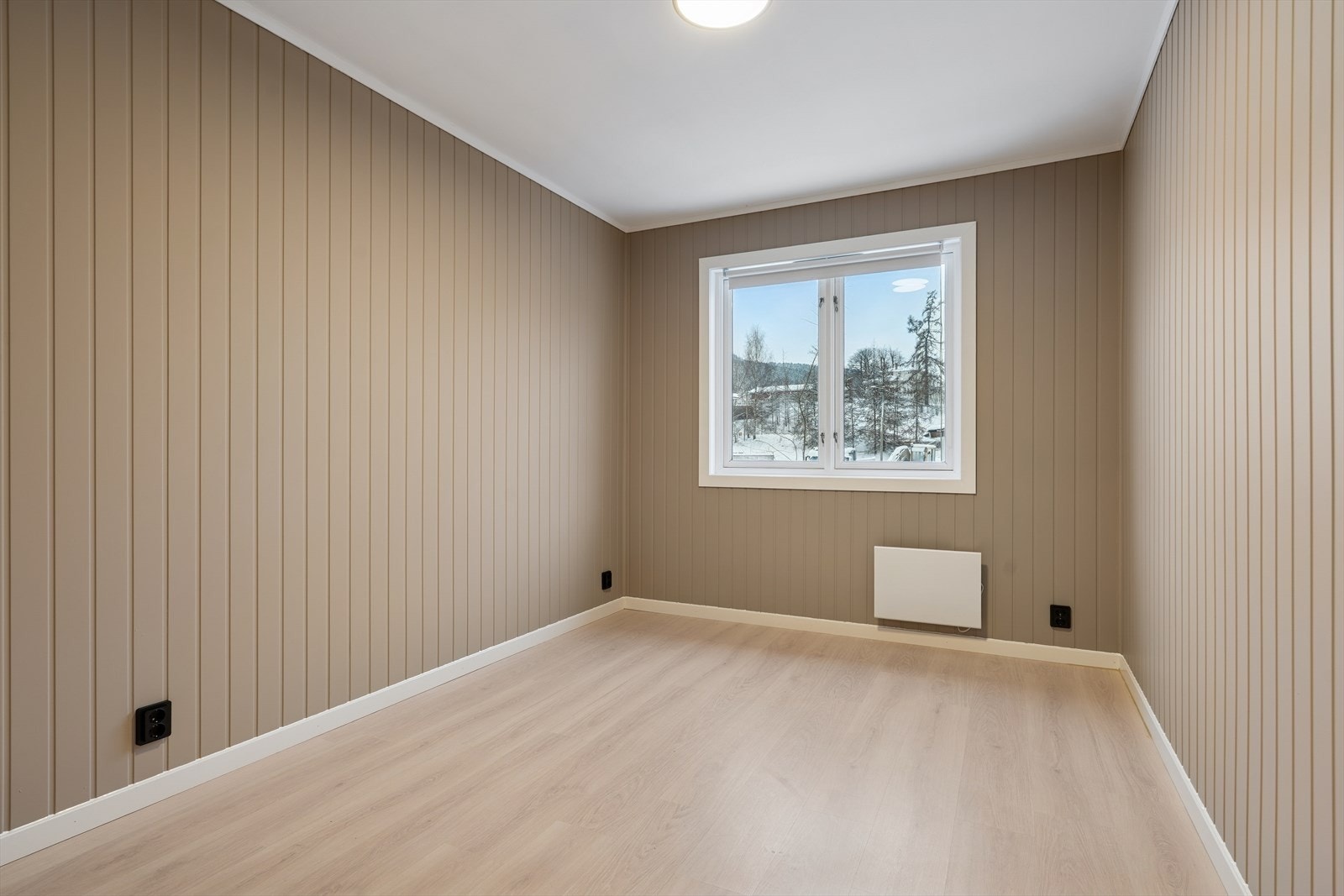 Soverom med god plass til seng og tilhørende møbler. Galleribilde