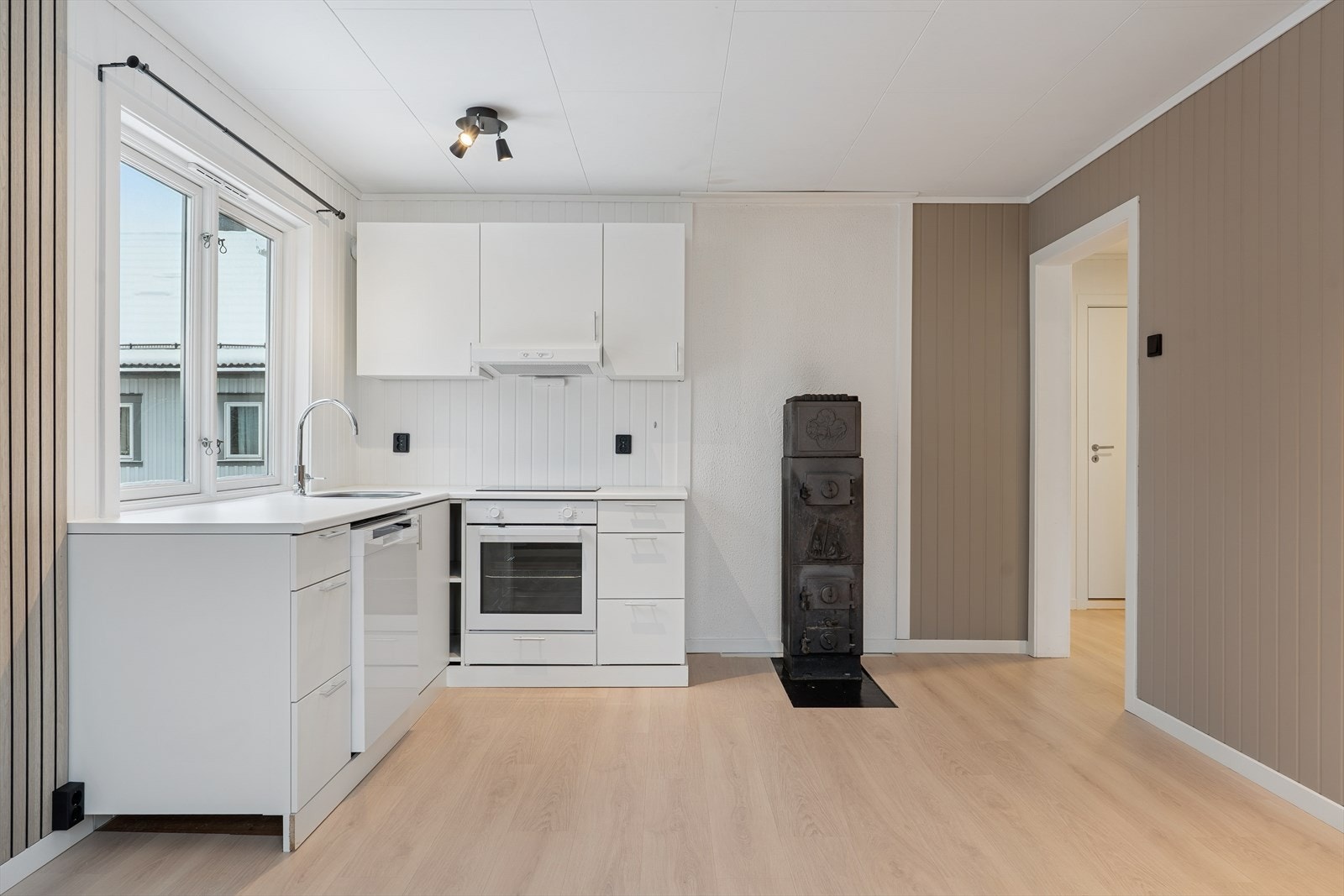 Praktisk åpen løsning mellom stue og kjøkken gir fin sammenheng. Galleribilde