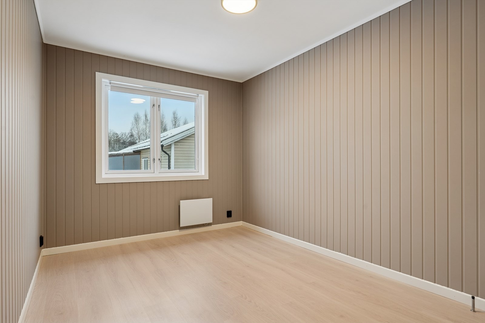 Hele leiligheten har sammen pene laminatgulv og malte panelplater. Galleribilde