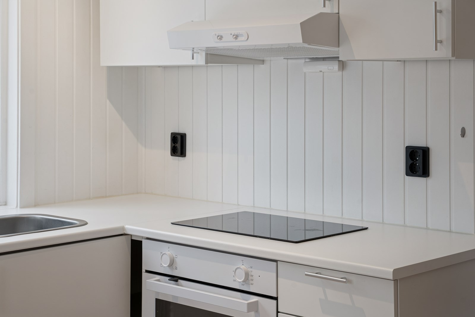 Kjøkkenet har glatte fronter og integrerte hvitevarer. Galleribilde