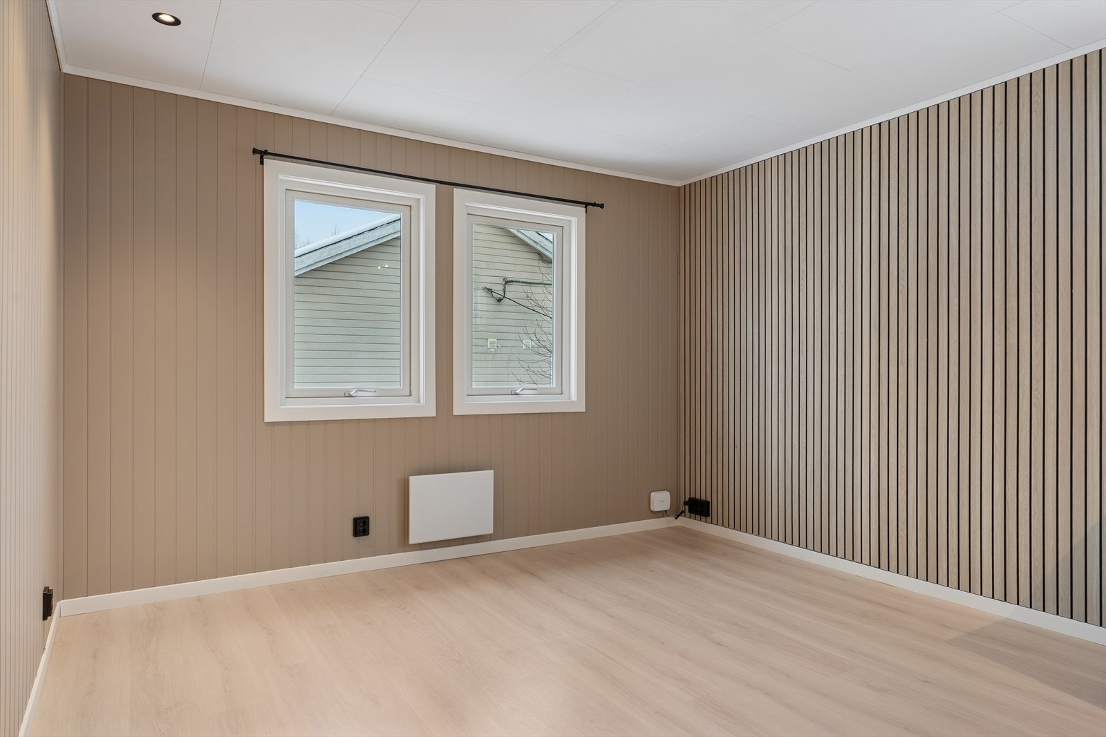 Spilevegg og behagelige farger i stuen. Galleribilde