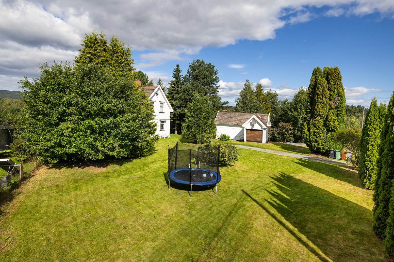 Flott tomt på Høyby Galleribilde