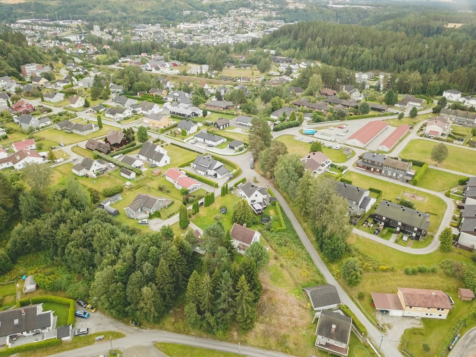 Tomten ligger kun 5 minutter unna Hønefoss sentrum med bil. Galleribilde