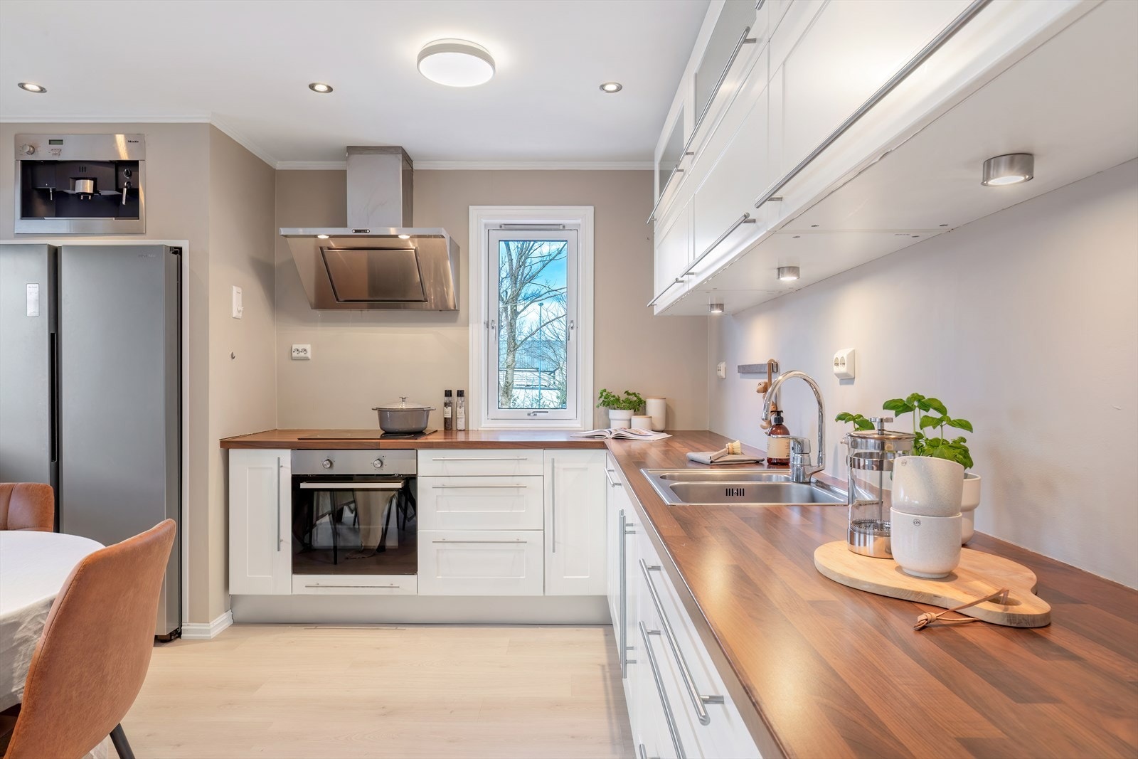 Kjøkken - praktisk innredet med god benk- og lagringsplass Galleribilde