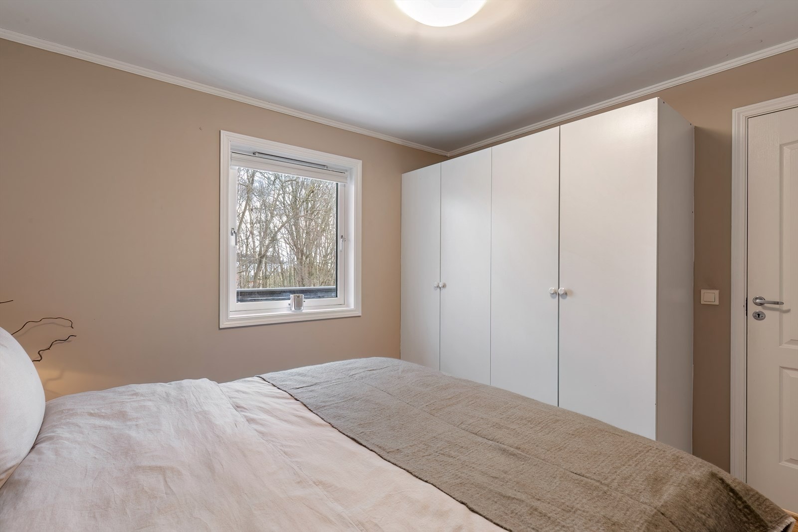 Soverom 1 - god skapplass Galleribilde