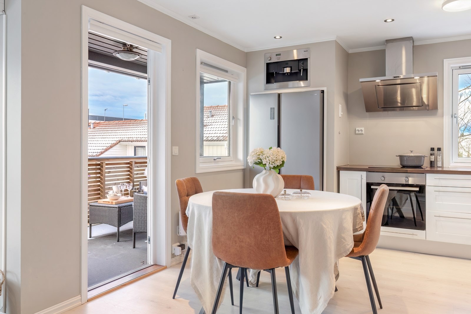 Kjøkken - utgang til solrik veranda Galleribilde