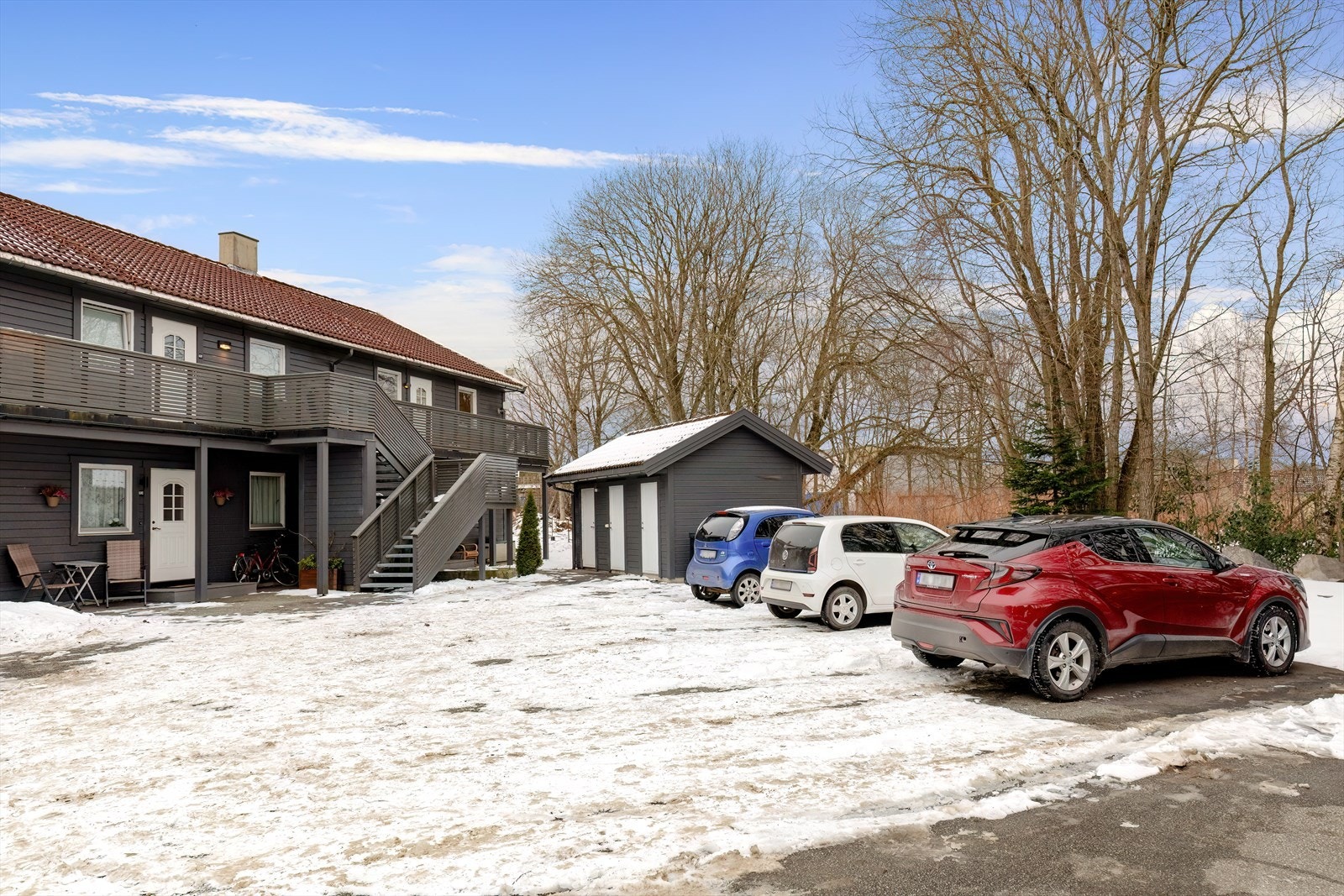 Gårdsrom - fast oppstillingsplass med mulighet for 2 biler Galleribilde