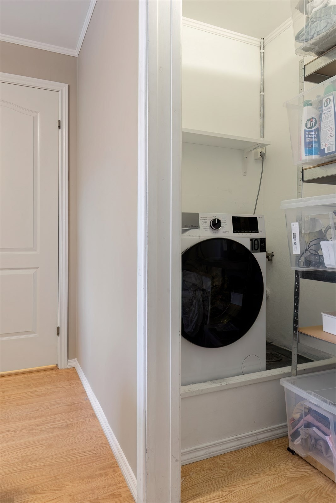 Bod/omkledningsrom med vaskemaskin Galleribilde