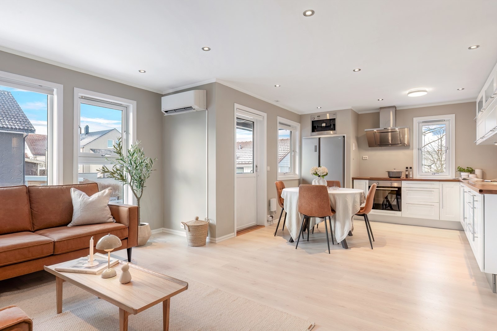 Stue - åpen løsning mot kjøkken. Varmepumpe installert Galleribilde