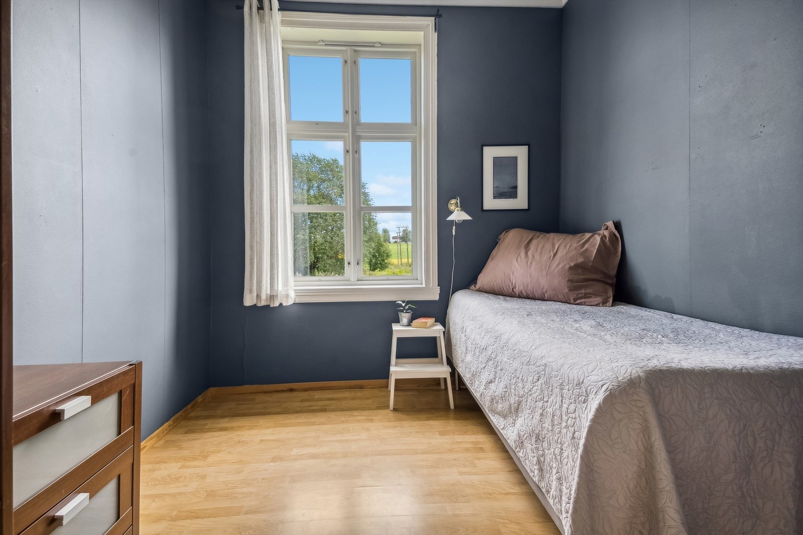 Boligen har 2 gode soverom der begge soverommene har god plass til seng og tilhørende soveromsmøbler. Galleribilde