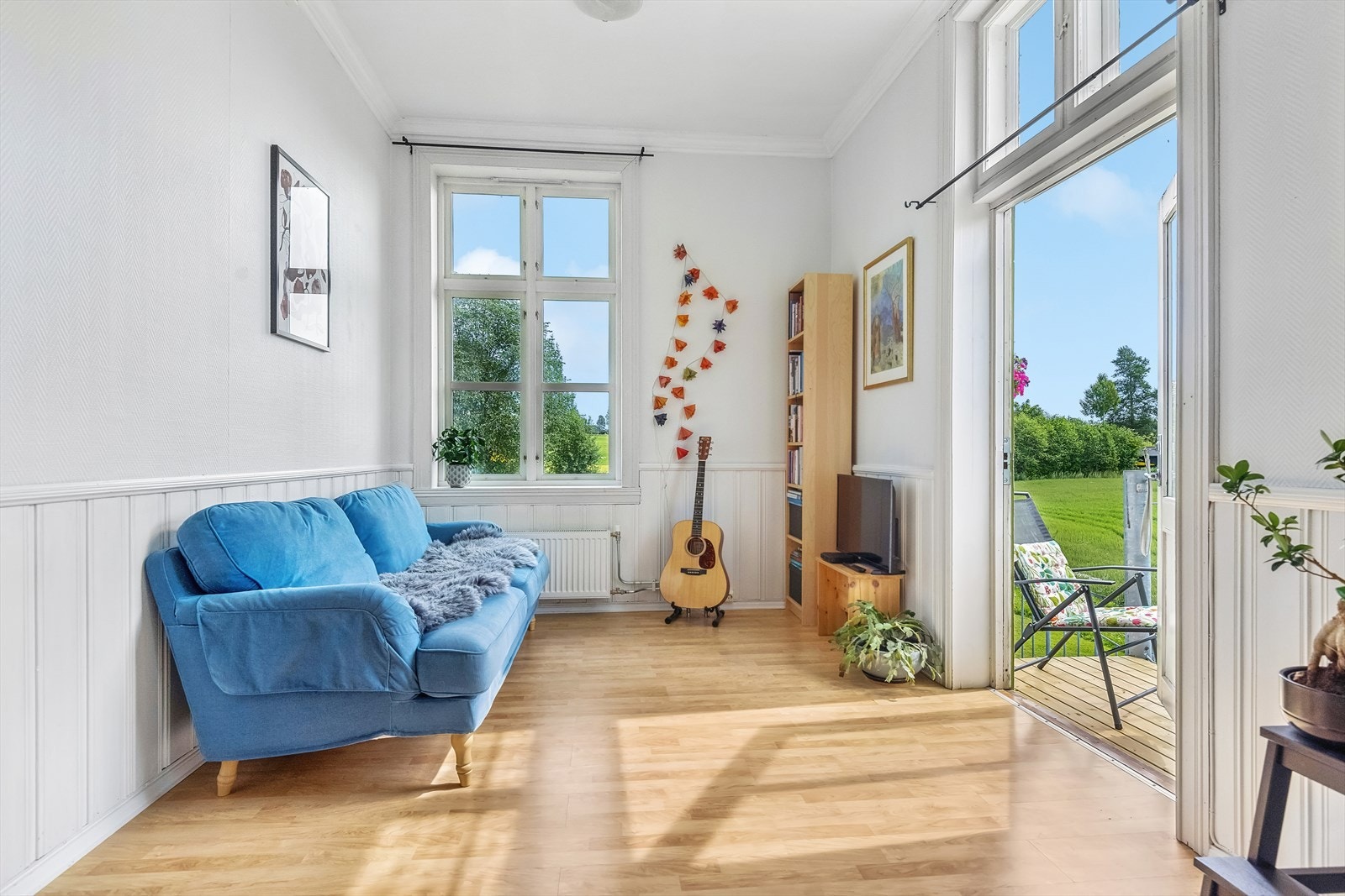 En koselig stue med utgang til egen balkong Galleribilde