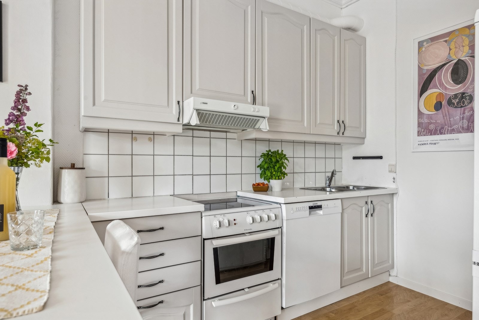 Kjøkkeninnredning med laminerte skrog og benkeplate. Flislagt over benkeplate, samt lys over benkeplate. Dobbel kjøkkenkum. Plass til frittstående: Komfyr, oppvaskmaskin og k
jøleskap. Galleribilde