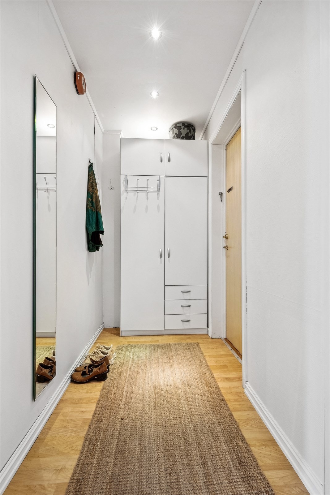 Boligen har laminat og belegg på gulv. Panel, tapet og våtromsplater på vegger og himling er preget av malte plater og tapet. Galleribilde