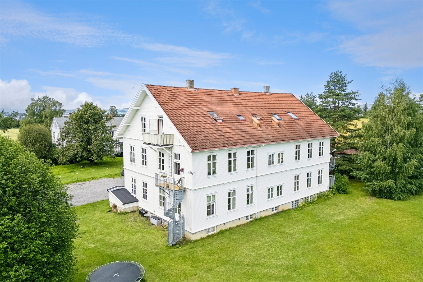 Sameiet Gamle Kjevrud skole består av 10 boligseksjoner og fellesarealer i landlige og rolige omgivelser. Galleribilde