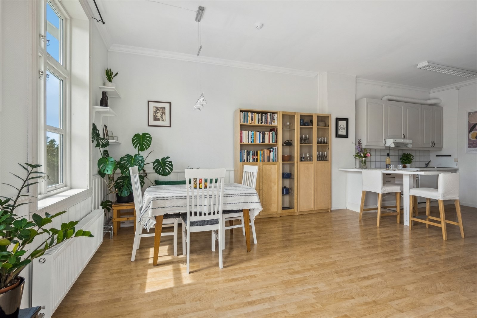 Felleskostnadene ligger på 5000,- pr. mnd og inkluderer oppvarming, varmt vann, kommunale avgifter, forsikring og TV/Internett fra Eidsiva/Altibox. Galleribilde