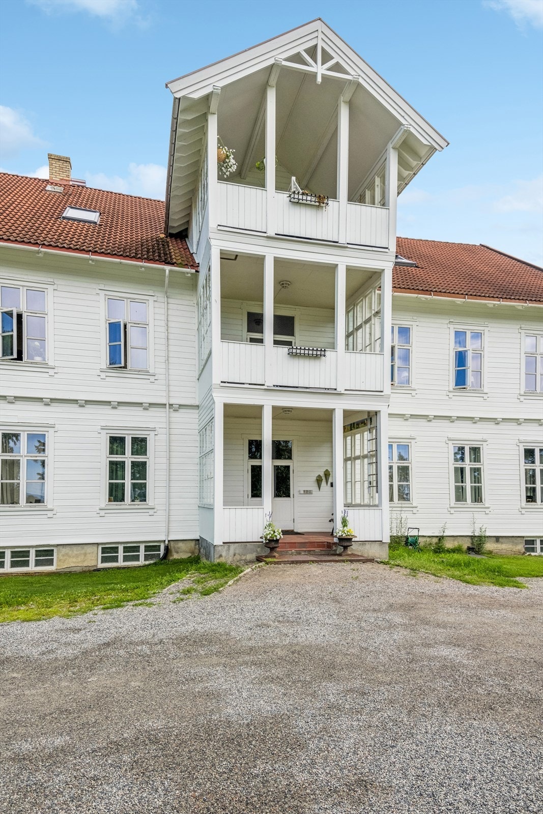 Boligen er lokalisert i Ottestad i vakre Stange Vestbygd. Barnevennlig, landlig men samtidig kort veg til det du trenger i hverdagen. Fellesbalkong i 2. etasje Galleribilde