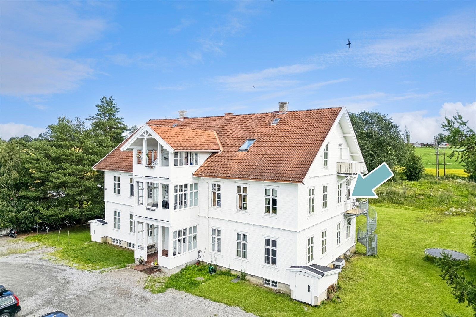 Vestbygdvegen 481 er et tidligere skolebygg som ble endret til leiligheter i 2001. Fin utsikt mot nærområdene og Mjøsa fra eiendommen Galleribilde