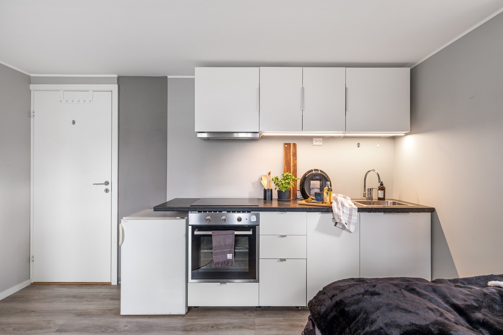 I stien er det et lite og praktisk kjøkken Galleribilde