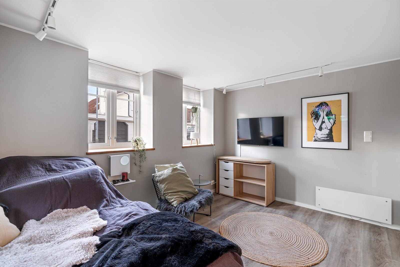 I underetasjen er det en lys og moderne stue med store vinduer. Perfekt for avslapning og underholdning. Er også benyttet til stort gjesterom Galleribilde