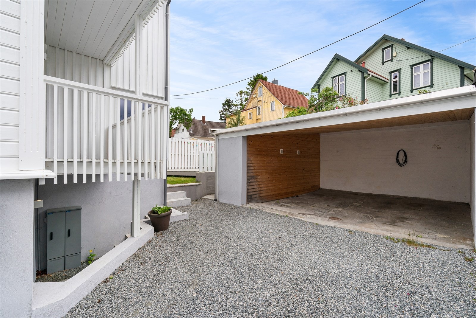 Carport med tilhørende bod og elbil-lader. Galleribilde