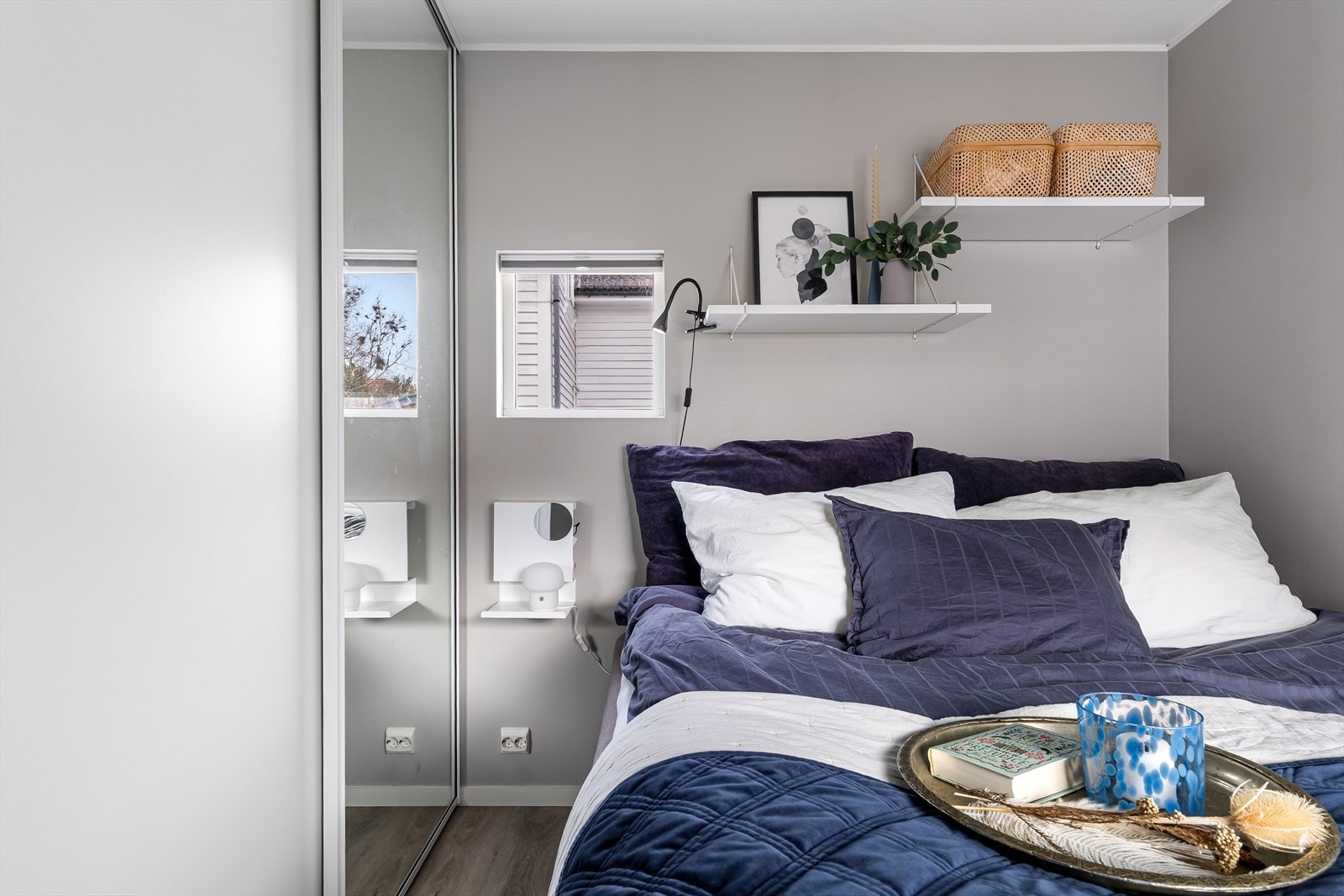 Lyst og moderne soverom med funksjonelle løsninger. Speilskap gir romfølelse. Galleribilde