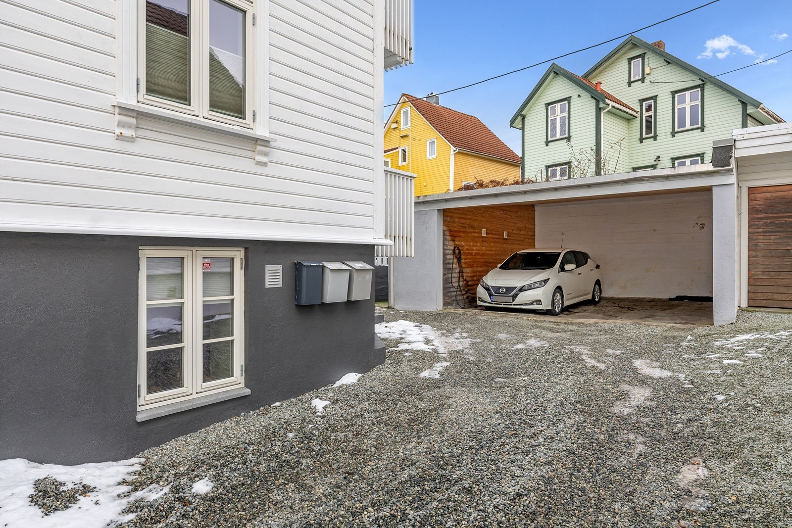 Felles carport/garasje, hvor plassen til venstre tilhører leiligheten. Galleribilde