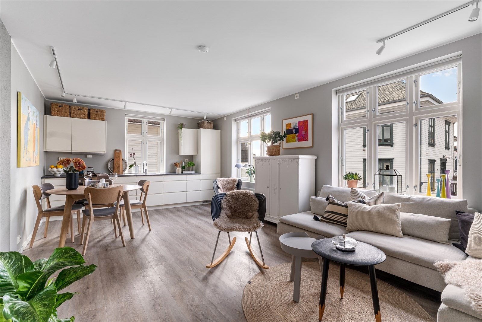 Lys og moderne leilighet med åpen planløsning, store vinduer og sentral beliggenhet i et sjarmerende nabolag. Galleribilde