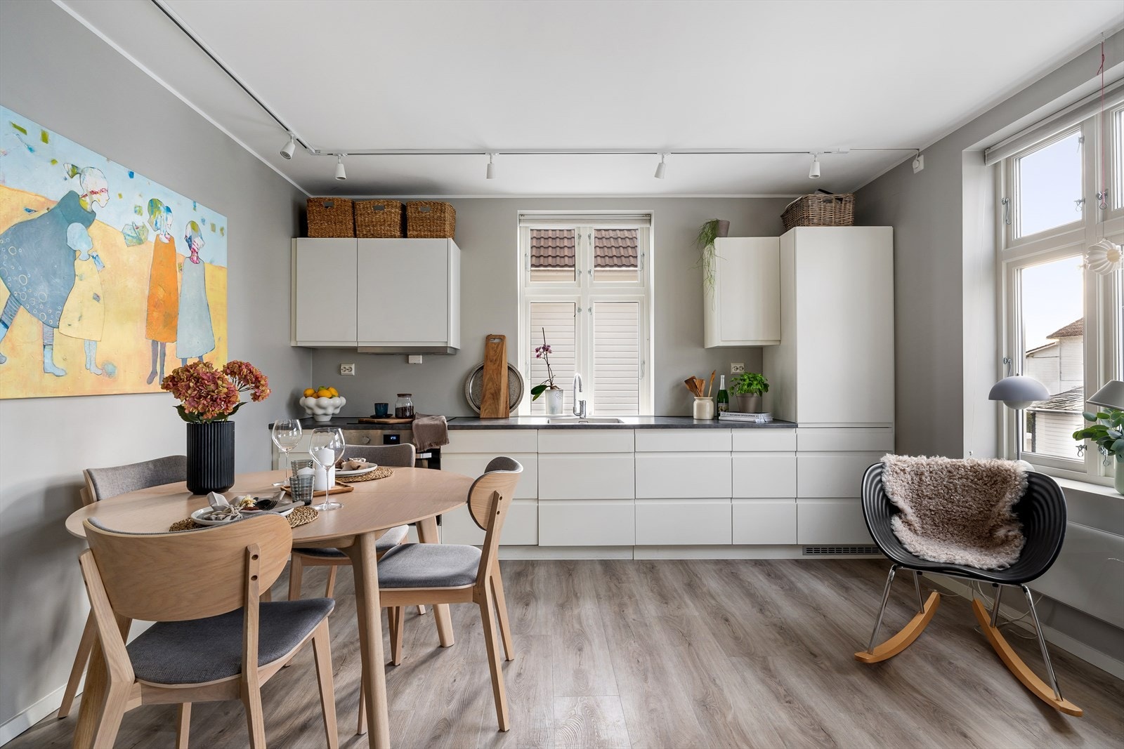 Hvitt stilrent kjøkken med int. hvitevarer Galleribilde