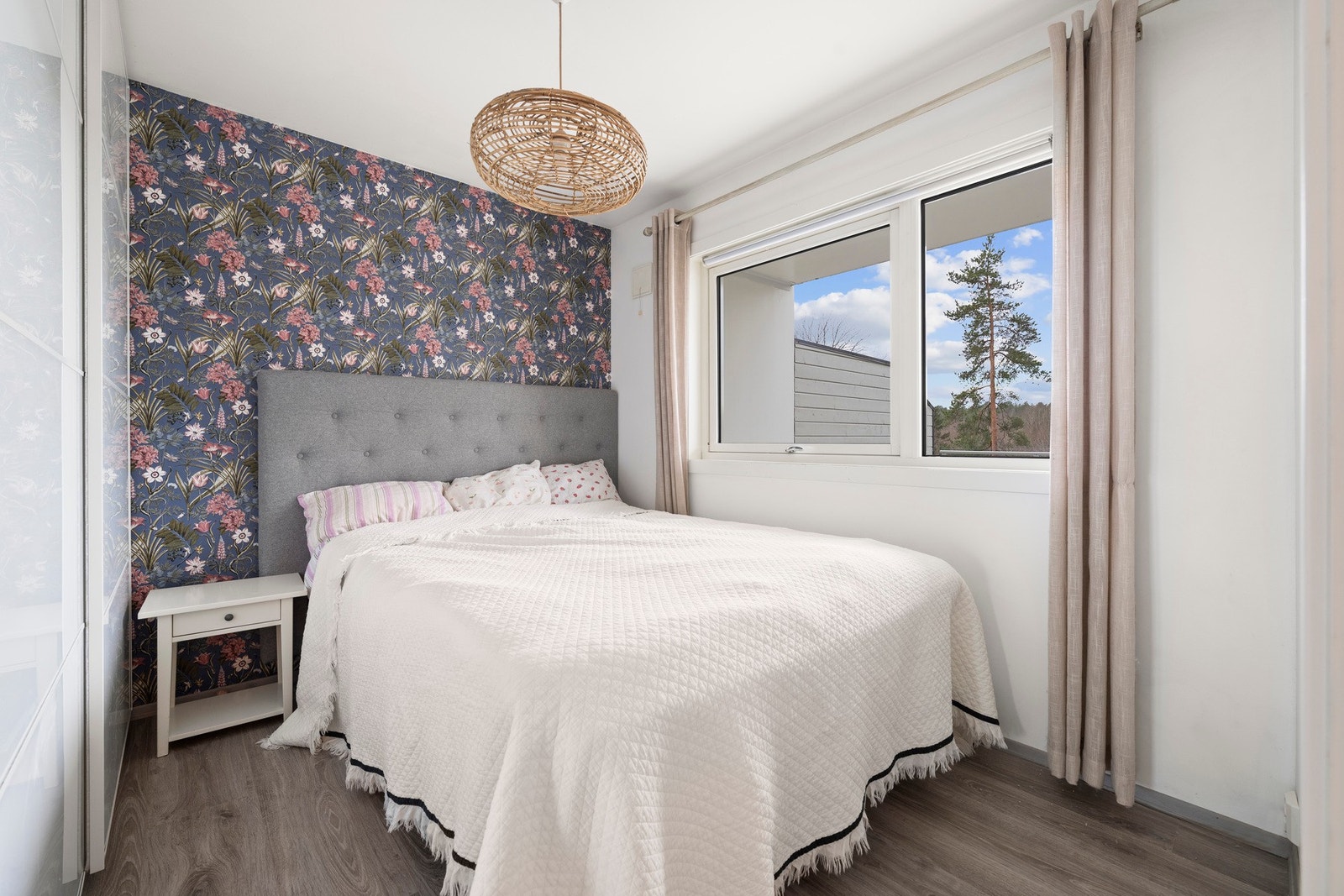 Soverommet har plass til dobbeltseng og stort garderobeskap for god oppbevaring. Galleribilde