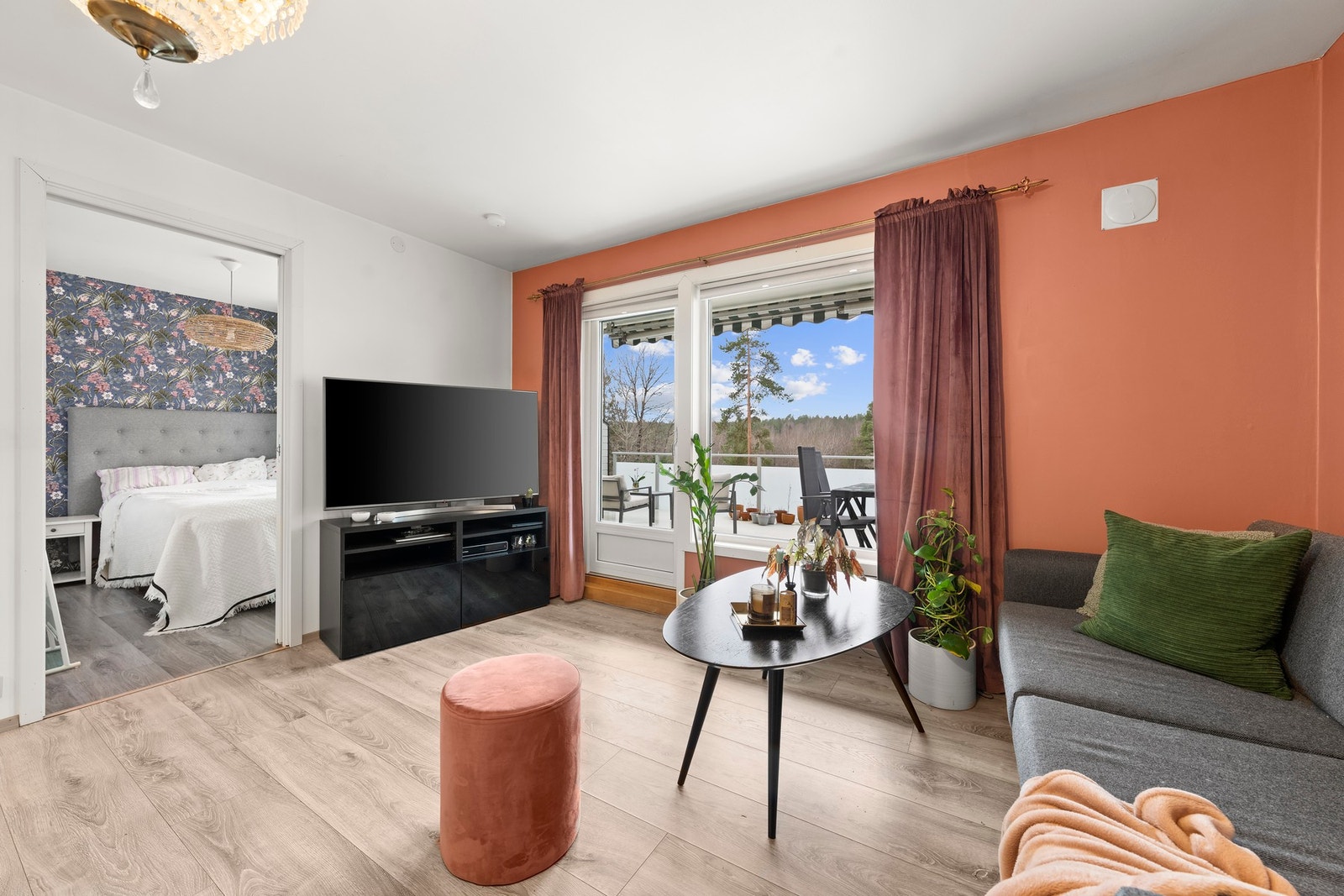 Stuen har en stor vindusflate som bidrar til rikelig med naturlig lysinnslipp. Galleribilde