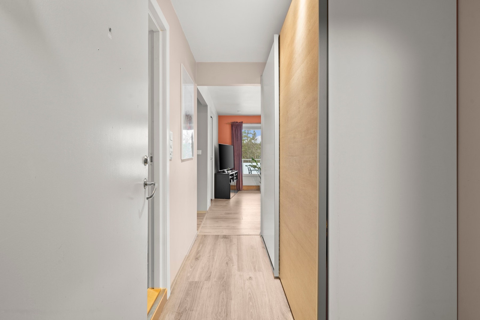 I gangen er det en stor garderobeskap hvor man kan henge fra seg yttertøy (garderobeskapet medfølger salget). Galleribilde