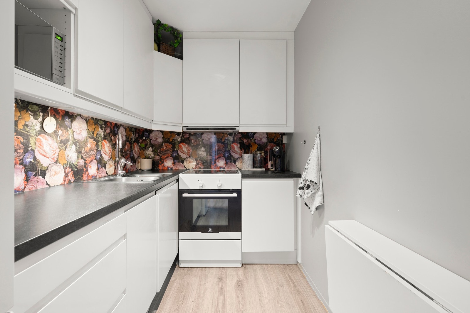 Komfyr og kjøleskap medfølger salget. Galleribilde