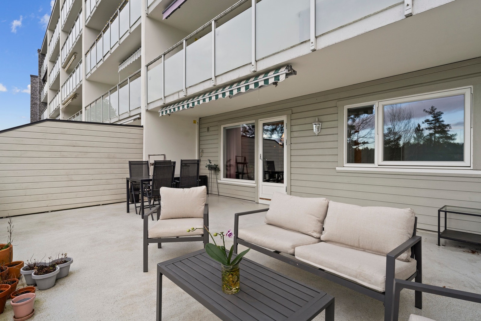 Balkongen er vestvendt med sol store deler av dagen. Galleribilde